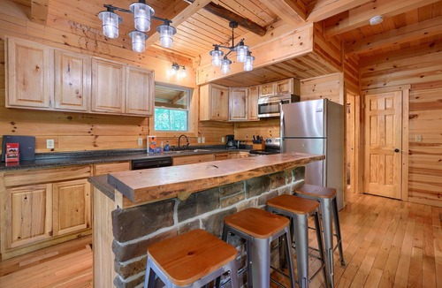 Logan Cabin | Rocky Hill Lodge -Pet Friendly- 5BR/3BA Deluxe Log Cabin
