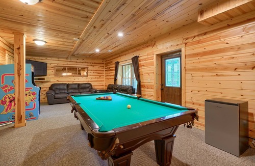 Logan Cabin | Rocky Hill Lodge -Pet Friendly- 5BR/3BA Deluxe Log Cabin