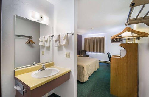 Wibaux Hotel | Rodeway Inn Gateway to Medora T-Roosevelt & Makoshika State Park