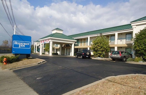 Highland Park Hotel | Rodeway Inn Louisville