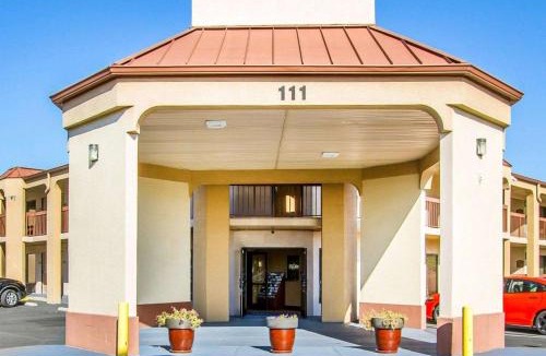 Clarksville Hotel | Rodeway Inn & Suites Clarksville near Governors Square Mall