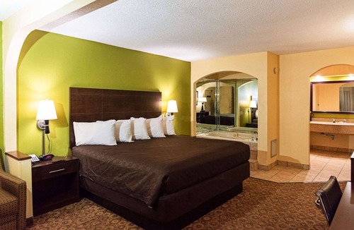 Clarksville Hotel | Rodeway Inn & Suites Clarksville near Governors Square Mall