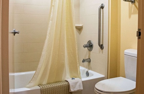 Clarksville Hotel | Rodeway Inn & Suites Clarksville near Governors Square Mall