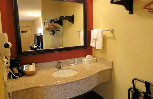 Clarksville Hotel | Rodeway Inn & Suites Clarksville near Governors Square Mall