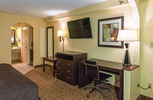 Clarksville Hotel | Rodeway Inn & Suites Clarksville near Governors Square Mall