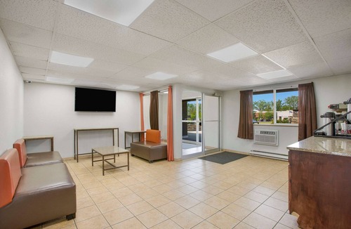 Grand Rapids Hotel | Rodeway Inn & Suites Grand Rapids Southeast