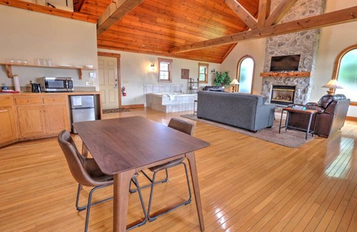 Millersburg Cottage | Romantic Cottage With Jacuzzi & Fireplace