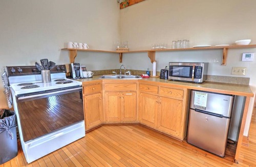 Millersburg Cottage | Romantic Cottage With Jacuzzi & Fireplace