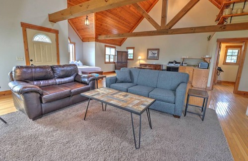 Millersburg Cottage | Romantic Cottage With Jacuzzi & Fireplace