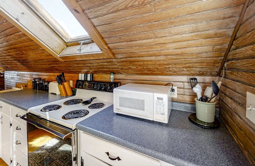 Boothbay Harbor Apartment | Romantic Crow's Nest Hideaway with Deck and Treetop Vistas – Walk to Downtown