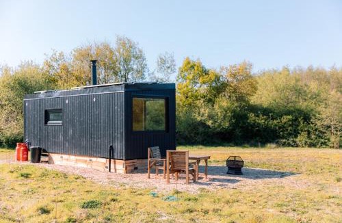 Upper Dicker Apartment | Romantic Offgrid Tiny Home Ft Beachy Head Hike