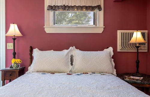 Hallowell Cabin | Romantic Stay on a Traditional Farm near the Kennebec River, Maine