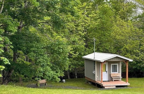 Onslow Cabin | Romantic Tiny Cottage w/Hot Tub & Fire Pit – Sunrise Cottage #1