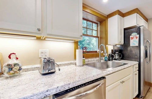 Southport Cabin | Romley House | Deck & New Luxe Kitchen | Near Boothbay Harbor