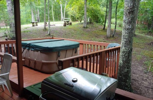 Zoe Cabin | Ron's Big House is a beautiful 4-bedroom cabin in Cliffview Resort with Wi-FI.