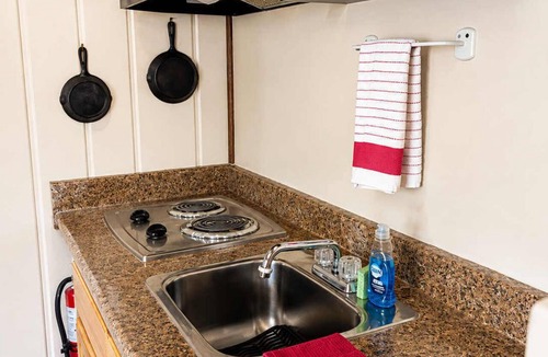 Grayling House | Room 14-2 Queen SuiteWoodland Motor Lodge
