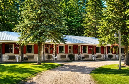 Grayling House | Room 26-1 Queen 1 Full Suite-Woodland Motor Lodge