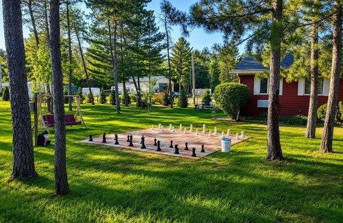 Grayling House | Room 26-1 Queen 1 Full Suite-Woodland Motor Lodge