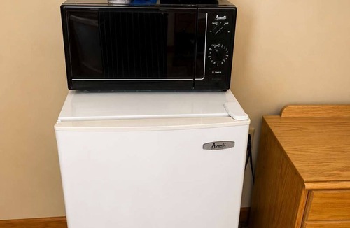Grayling House | Room 27-1 Queen 1 Full Suite-Woodland Motor Lodge