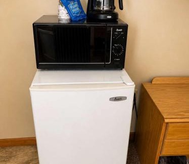 Grayling House | Room 29-1 Queen 1 Full Suite-Woodland Motor Lodge