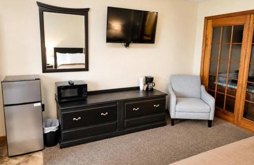 Grayling House | Room 30-1 Queen Jacuzzi Suite-Woodland Motor Lodge