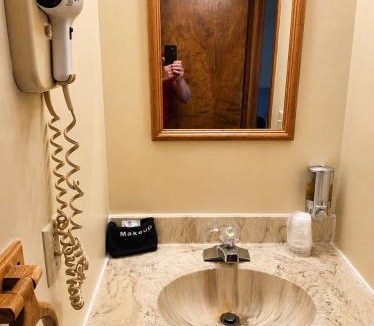 Grayling House | Room 30-1 Queen Jacuzzi Suite-Woodland Motor Lodge