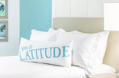 I-435 West KC-KS Hotel | Room w/Balcony Overlooking Pool – Your Tropical Escape Awaits