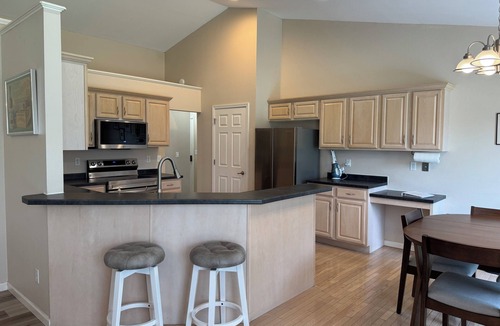 Swansea House | Roomy Single-Floor Home Updated & Group-Ready