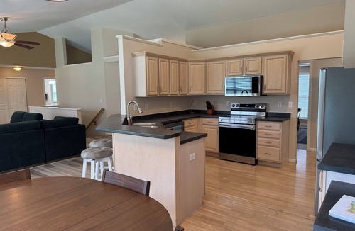 Swansea House | Roomy Single-Floor Home Updated & Group-Ready