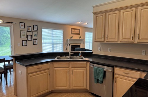 Swansea House | Roomy Single-Floor Home Updated & Group-Ready