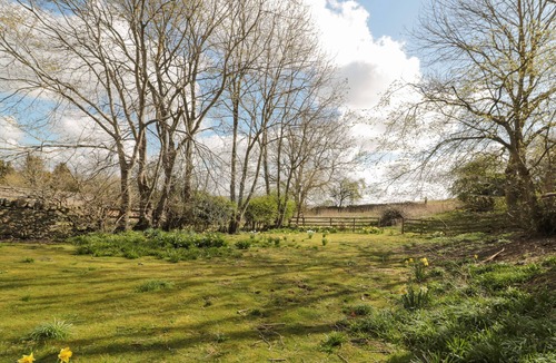 Akeld Cottage | ROSE COTTAGE, pet friendly, with pool in Wooler