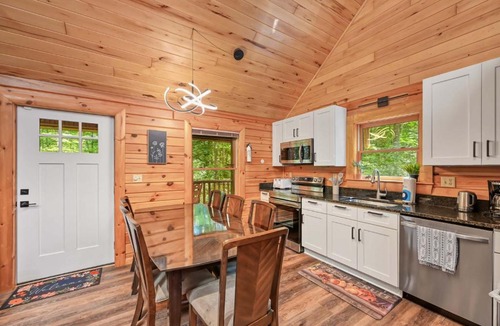 Oakland House | Rustic 2BR Cabin - HOT TUB & Fireplace - Oakland