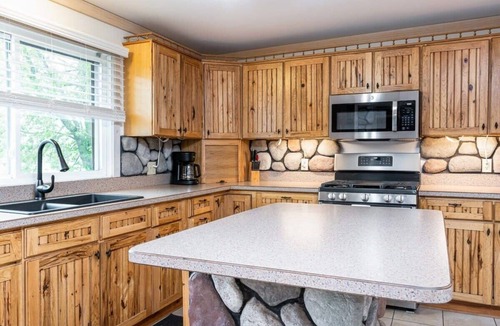 Mayfield Apartment | Rustic 4-Room Stay - Perfect for Groups