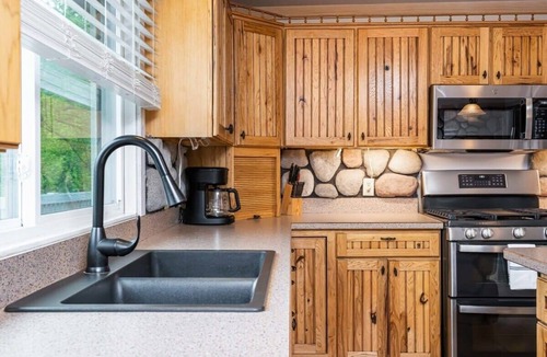Mayfield Apartment | Rustic 4-Room Stay - Perfect for Groups