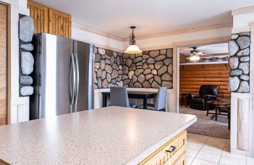 Mayfield Apartment | Rustic 4-Room Stay - Perfect for Groups