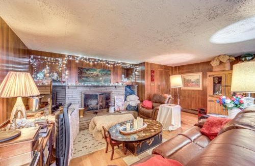 West Mifflin Apartment | ‘Rustic Chic’ Retreat: 4 Mi to Kennywood!