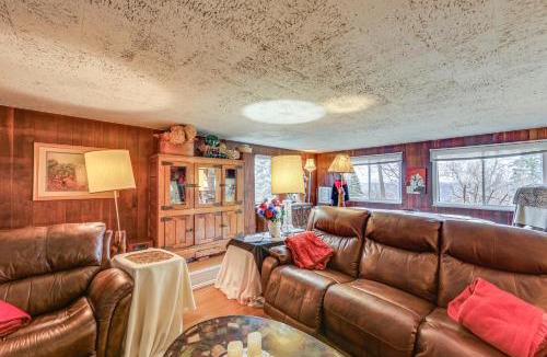 West Mifflin Apartment | ‘Rustic Chic’ Retreat: 4 Mi to Kennywood!