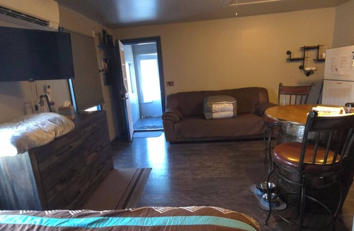 Geneva-on-the-Lake Cottage | "Rustic Getaway – A Charming & Cozy Cottage for Two or Four!"