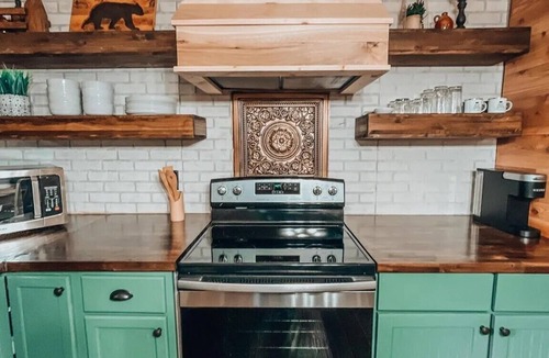 Carbon Hill Cabin | Rustic Oak Cabin - dogs welcome - Hocking hills