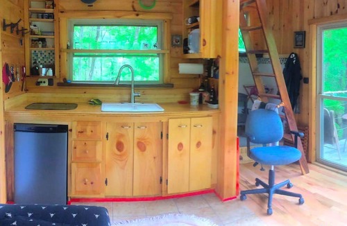 Athens Cabin | Rustic Off-Grid Cabin Getaway near Wayne National Forest, Ohio