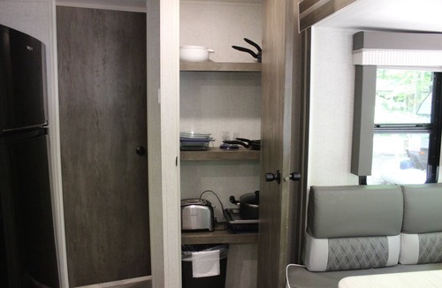 Empire RV Rental | RV Rental #15 Sleeps 6 people