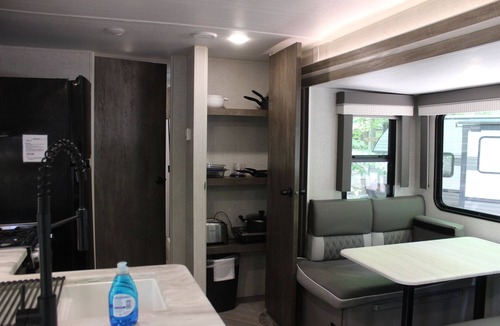Empire RV Rental | RV Rental #5 Sleeps 6 people