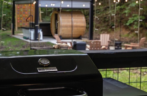 Primrose Cabin | S'more Memories-Cold Plunge, Sauna & Hot Tub Wellness Retreat