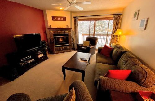 Carroll Apartment | S4 Ski Slope Views Bretton Woods condo with easy access to Mt Washington Skiing White Mountains