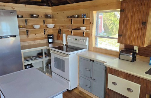 Corea Cabin | Saltwater Serenade Priv SANDY beach with Bayview for Miles