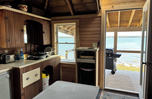 Corea Cabin | Saltwater Serenade Priv SANDY beach with Bayview for Miles