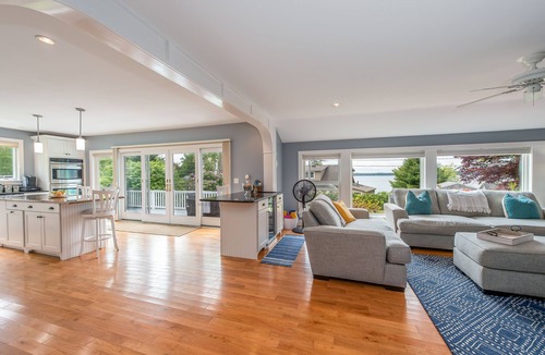 Mid-Coast and Islands House | Sand Dollar - Dog-friendly, Steps to the Ocean, Stunning Sunsets
