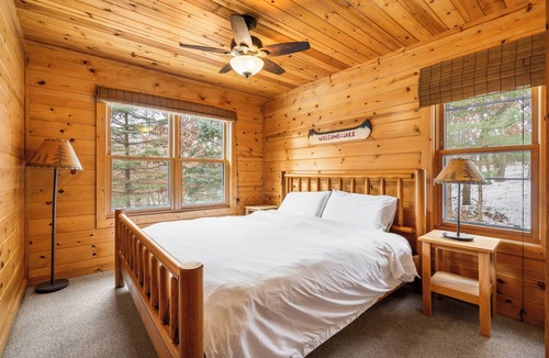Wisconsin Dells Cabin | Sand Rock Lodge, Fire Pit, 3bd, 2bth sleeps 10