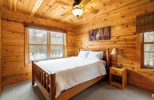 Wisconsin Dells Cabin | Sand Rock Lodge, Fire Pit, 3bd, 2bth sleeps 10