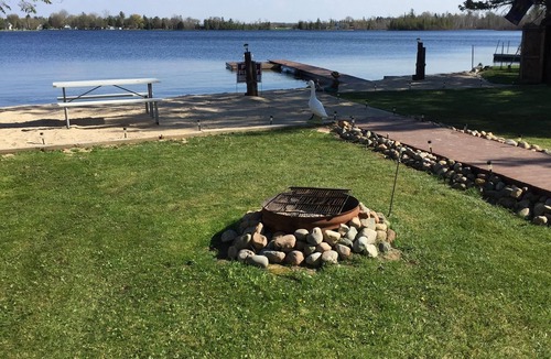 West Branch House | *SANDY SWIM-IN-BEACH* Lakefront 🏖 A/C included! 3BR West Branch, MI Getaway
